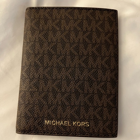 Michael Kors Jet Set Travel Passport Case wallet MK Signature Brown / Acorn EUC - Picture 2 of 6